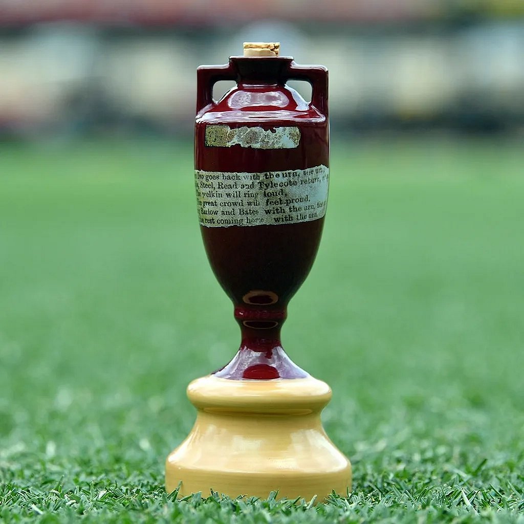 ஒரு விக்கெட்டால் வந்த வினை.. முட்டிக்கொள்ளும் இங்கிலாந்து, ஆஸ்திரேலிய பிரதமர்கள்.. ஆஷஸ் தொடரால் சர்ச்சை !