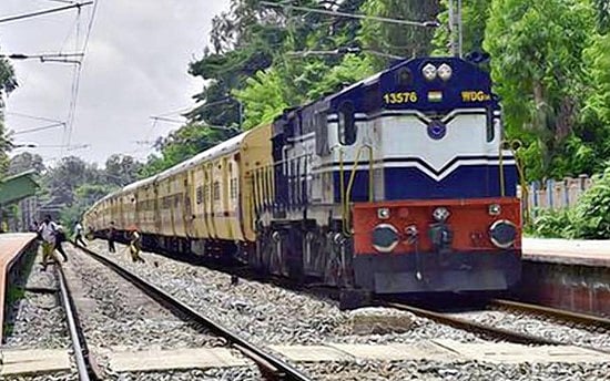 'வா செல்ஃபி எடுக்கலாம்'.. ரயில்வே தண்டவாளத்தில் இரண்டு நண்பர்களுக்கு நடந்த சோகம் சம்பவம்!