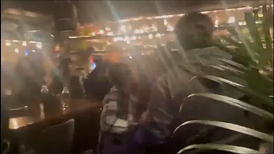 ‘டேய்.. பாட்ட போட்றா..’ : பப்பில் ரகளை செய்த பெண்கள்.. தாக்கிய பவுன்சர்கள்.. நடந்தது என்ன ?