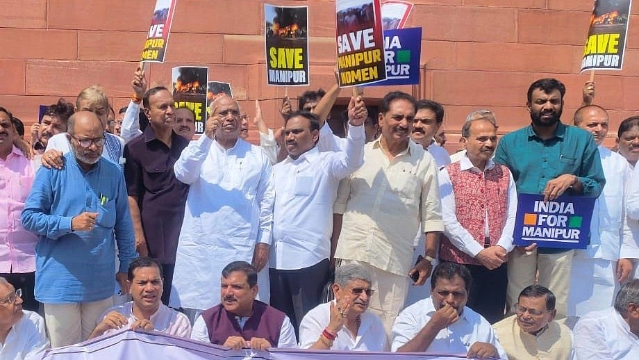 இந்தியா கேட்கிறது.. பதில் சொல்லுங்கள் பிரதமரே?: நாடாளுமன்றத்தில் 'இந்தியா' கூட்டணி கட்சி போராட்டம்!