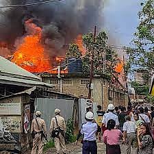 மணிப்பூரில் தொடரும் வன்முறை.. கலவரத்துக்கு இடையே இணையதள சேவைக்கு உயர்நீதிமன்றம் அனுமதி ! 