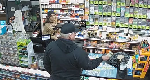 லாட்டரியில் 24 கோடி..  போதையில் சீட்டை தொலைத்த உரிமையாளர்.. ஏமாற்ற பார்த்த பார் ஊழியருக்கு நேர்ந்த சோகம்!