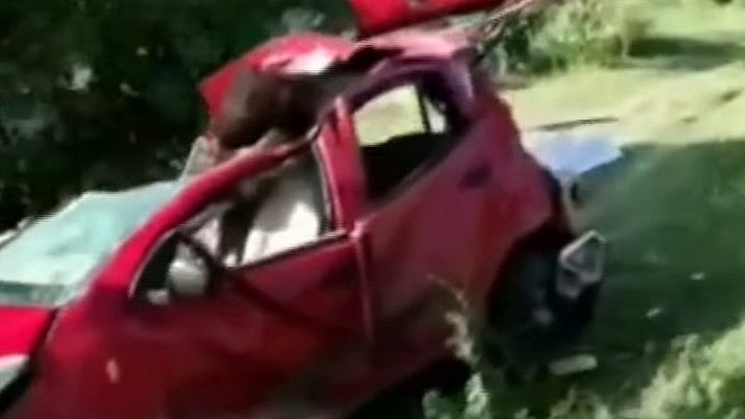 தடுப்புச் சுவர் மீது மோதி தலைகுப்புற கவிழ்ந்த கார்: ஒரே குடும்பத்தை சேர்ந்த 4 பேர் சம்பவ இடத்திலேயே பலி!