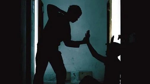 சிறுமிக்கு பாலியல் வன்கொடுமை.. 35 வயது வாலிபரை அடித்துக் கொன்ற தந்தை : ஒடிசாவில் பகீர்!