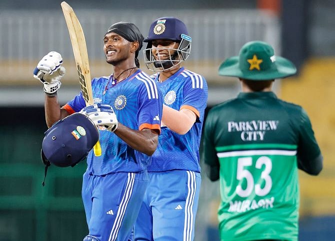 பாகிஸ்தானின் சர்வதேச பந்து வீச்சாளர்களை விளாசிய தமிழ்நாடு வீரர்.. ஆசிய கோப்பையில் சதமடித்து அசத்தல் ! 