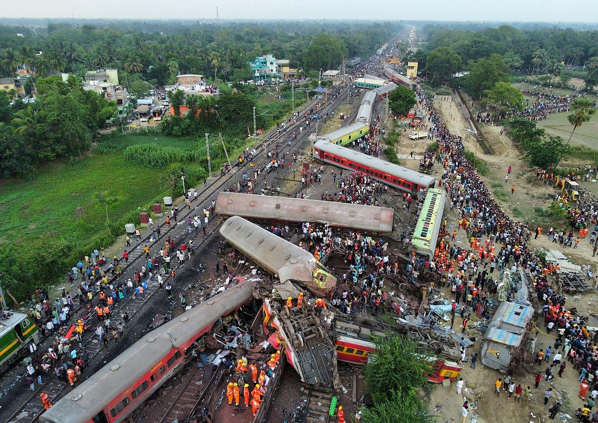 ஒடிசாவை தொடர்ந்து தெலங்கானா.. ஓடிக்கொண்டிருந்த போது திடீரென பற்றி எரிந்த ரயில்.. பயணிகளின் கதி என்ன? 