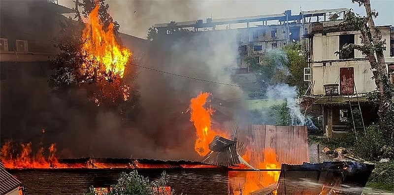 “எங்க சமூகத்தையே கேவலப் படுத்திட்டான்”: பெண்கள் நிர்வாண VIDEO விவகாரம் - குற்றவாளி வீட்டை எரித்த பெண்கள்!