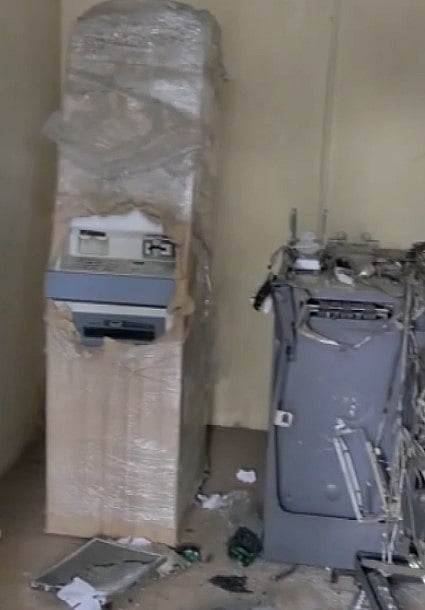 பணம் வராததால் ஆத்திரம்.. ATM எந்திரத்தைக் கோடாரியால் அடித்து நொறுக்கிய நபர்!