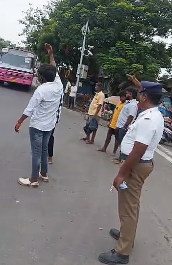 காலையில் கெத்து.. மாலையில் வெத்து: அரசு பேருந்தில் அட்ராசிட்டி.. மாணவர்களுக்கு நூதன தண்டனை வழங்கிய போலிஸ்
