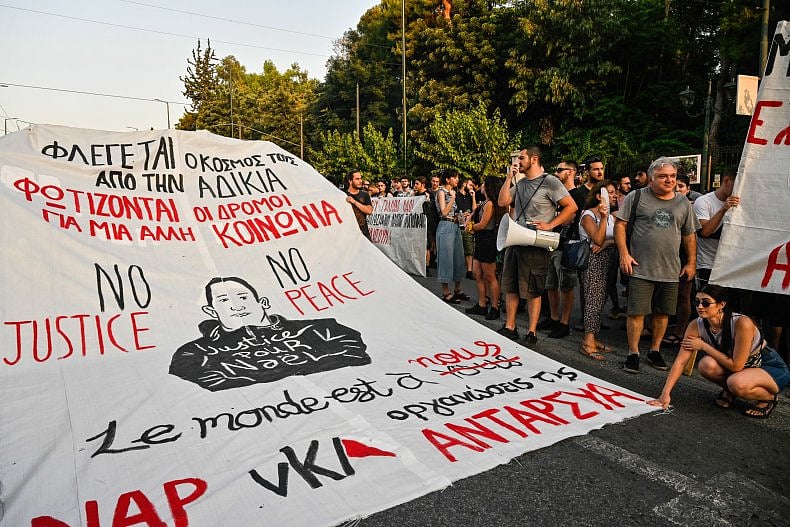 சிறுவனை சுட்டு கொன்ற போலீசுக்கு ஆதரவு.. கோடிக்கணக்கில் நிதி திரட்டிய அரசியல்வாதி.. பிரான்சில் Shock!