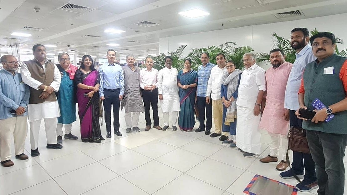 ”மணிப்பூர் மக்களோடு நாங்கள்”.. பாதிக்கப்பட்ட மக்களை நேரில் சந்திக்கப் புறப்பட்டது 'இந்தியா' கூட்டணி!