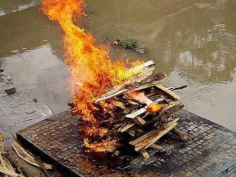 இறந்த பெண்ணின் சடலத்துக்கு நேர்ந்த கொடுமை.. அதிக சக்தி கிடைக்கும் என மோசமான செயலை செய்த இருவர் கைது !