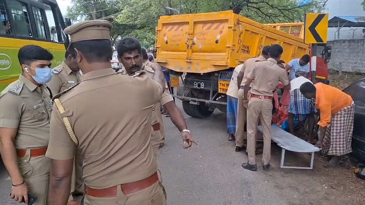 டூவிலர் மீது மோதிய டிப்பர் லாரி.. ஒரே குடும்பத்தைச் சேர்ந்த 2 குழந்தைகள் உட்பட 4 பேர் பரிதாப பலி !