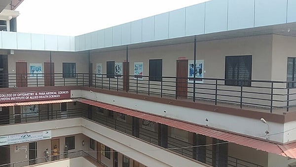 கசிந்த மாணவிகளின் அந்தரங்க வீடியோ.. சக மாணவிகளே ஆண் நண்பர்களுக்கு அனுப்பிய கொடூரம் ! - காரணம் என்ன ?