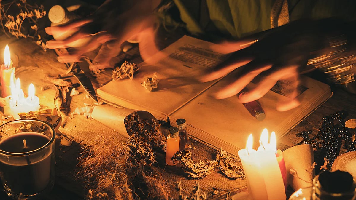 “என்னை விட்டு எங்கையும் போக கூடாது..” - காதலனுக்கு சூனியம் வைக்க பெண் செய்த காரியத்தால் அதிர்ந்த போலிஸ்!