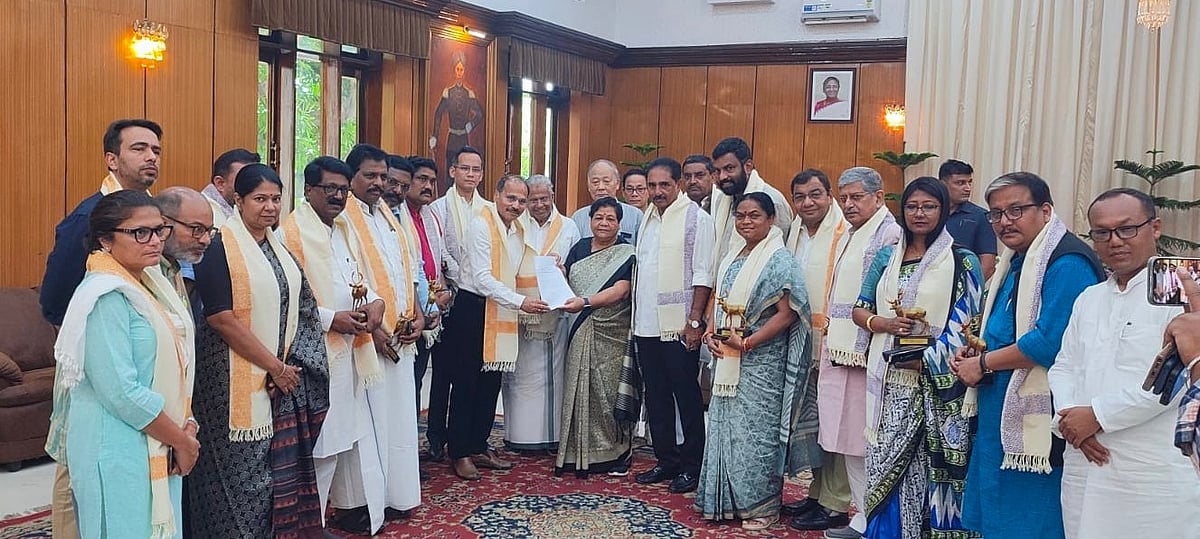 மணிப்பூரில் அசாதாரண சூழல்,  மக்கள் பாஜக மீது நம்பிக்கை இழந்து விட்டனர் -மணிப்பூர் சென்ற கனிமொழி MP ! 