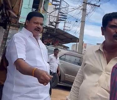 ”தொலைச்சிடுவேன் ஜாக்கிரதை”.. அரசு ஊழியரை பணி செய்யவிடாமல் மிரட்டிய அ.தி.மு.க நிர்வாகி!