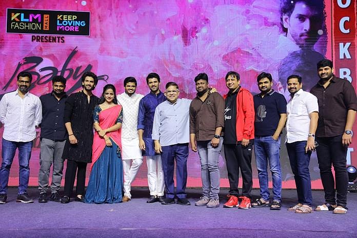 மேடையில் பேசிக்கொண்டிருந்தபோது திடீரென பாய்ந்து பின்னோக்கி ஓடிய விஜய் தேவரகொண்டா.. காரணம் என்ன ? - VIDEO