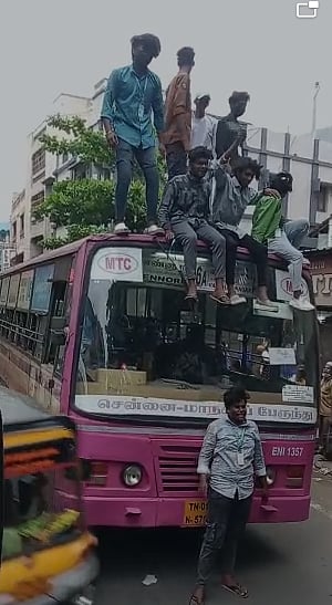 காலையில் கெத்து.. மாலையில் வெத்து: அரசு பேருந்தில் அட்ராசிட்டி.. மாணவர்களுக்கு நூதன தண்டனை வழங்கிய போலிஸ்