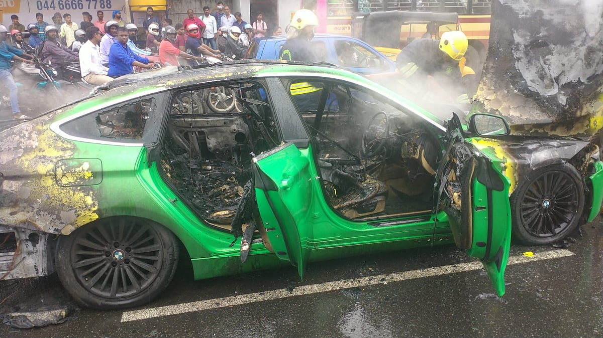 சென்னையில் நடு ரோட்டில் பற்றி எரிந்த விலை உயர்ந்த BMW கார்.. பதறியடித்து ஓடிய வாகன ஓட்டிகள்!