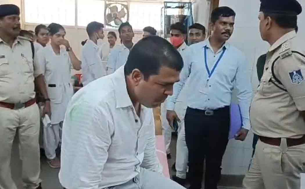 ரூ.5 ஆயிரம் லஞ்சம்.. கையும் களவுமாக பிடிபட்ட போது பணத்தை வாயில் போட்டு கடித்துத் தின்ற அதிகாரி!