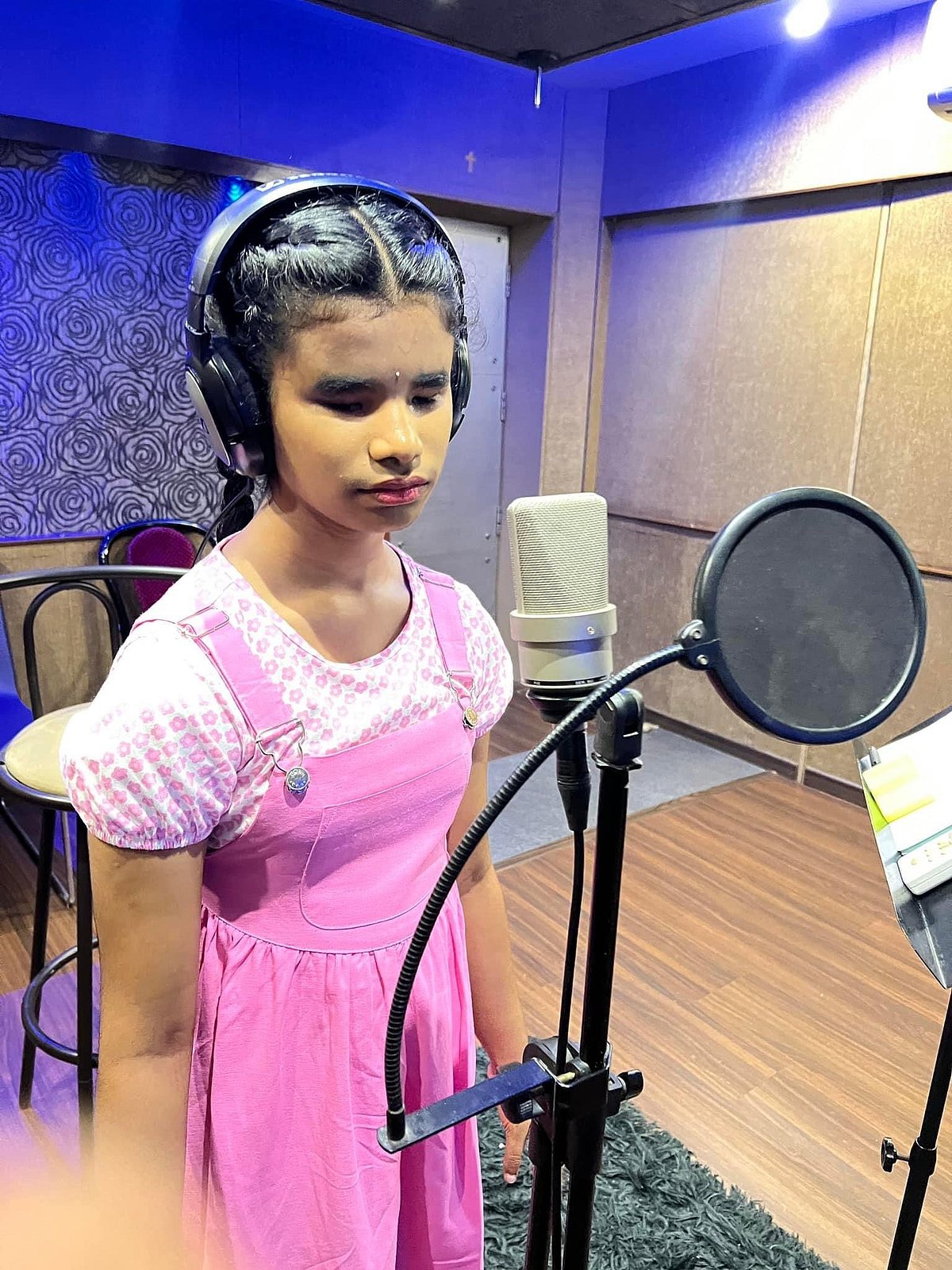 இளம் மாற்றுத்திறனாளி பாடகிக்கு வாய்ப்பு கொடுத்த டி.இமான்.. குவியும் பாராட்டுகள்.. யார் இந்த சஹானா ?