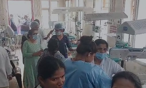 திடீரென ஏற்பட்ட மின்கசிவு.. ஜன்னல் கண்ணாடியை உடைத்து பச்சிளம் குழந்தைகளை காப்பாற்றிய மருத்துவ ஊழியர்கள் !