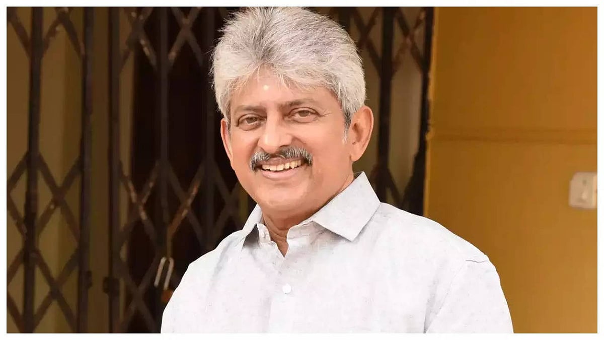 தியேட்டருக்கு பெண் வேடமிட்டு சென்ற பிரபல இயக்குநர்.. பூரிப்பில் ரசிகர்கள்.. எதற்காக தெரியுமா ?