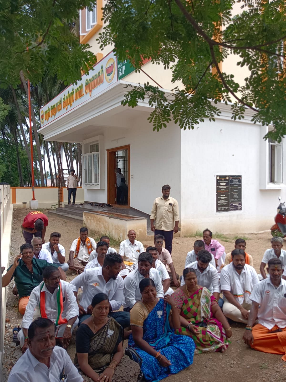 "பெண் நிர்வாகிகளிடம் ஆபாச பேச்சு”.. பா.ஜ.க மாவட்ட தலைவரை கண்டித்து போராட்டத்தில் ஈடுபட்ட தொண்டர்கள்!