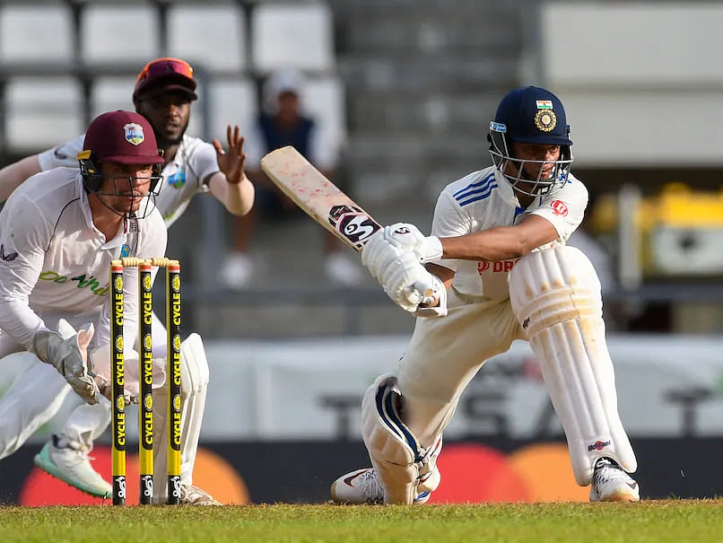 இமாலய இலக்கை நோக்கி இந்தியா.. அறிமுக டெஸ்டில் சதமடித்து ஜெய்ஸ்வால் சாதனை.. பரிதாப நிலையில் WEST INDIES !