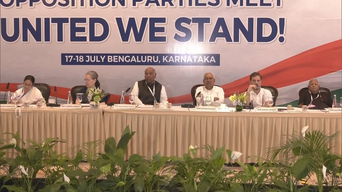 'United we stand' - பாஜகவை அகற்ற ஒன்றுகூடிய எதிர்க்கட்சிகள்.. பெங்களுருவில் முகாமிட்ட தேசிய தலைவர்கள் !  