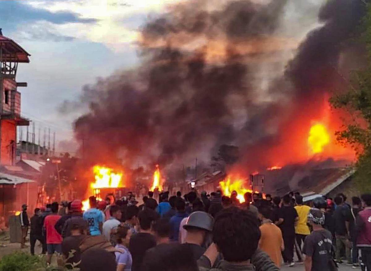 மணிப்பூரில் முடிவுக்கு வராத கலவரம்.. பள்ளிக்கு சென்ற மாணவி பள்ளி வளாகத்திலேயே சுட்டுக்கொலை !