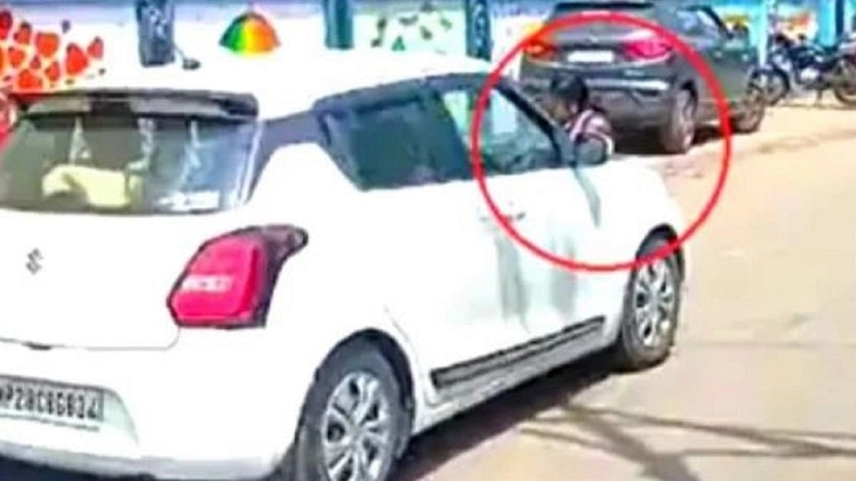 பெண்ணை தரதரவென்று இழுத்துச் சென்ற காவல்துறையின் கார்.. பாஜக ஆட்சி செய்யும் மாநிலத்தில் நடந்த கொடூரம்!