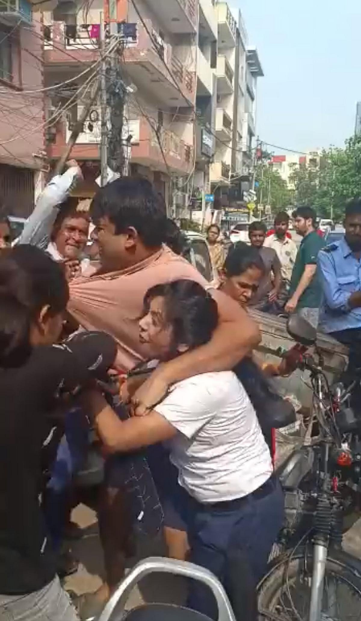 குழந்தையை கவனித்து கொள்ள வந்த சிறுமி.. சூடு வைத்து கொடுமைப்படுத்திய பெண்.. நம்பவைத்து ஏமாற்றிய கொடுமை !