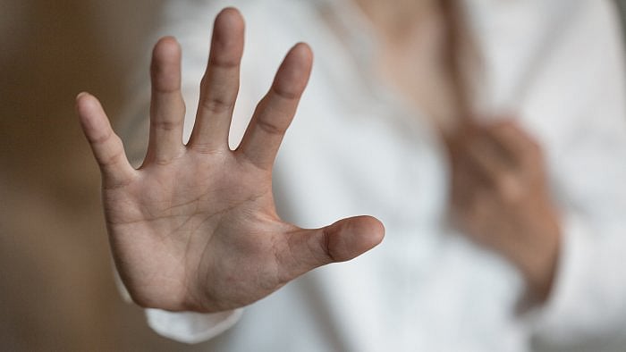 மனைவியின் கை விரலை கடித்து விழுங்கிய கணவர்.. காரணம் என்ன? : அதிர்ச்சி சம்பவம்!