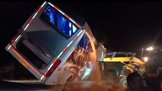 அதிகாலையில் நடந்த கொடூரம்.. தலைகுப்புற கவிழ்ந்த சொகுசு பேருந்து : 2 பயணிகள் உடல் நசுங்கி பலி!