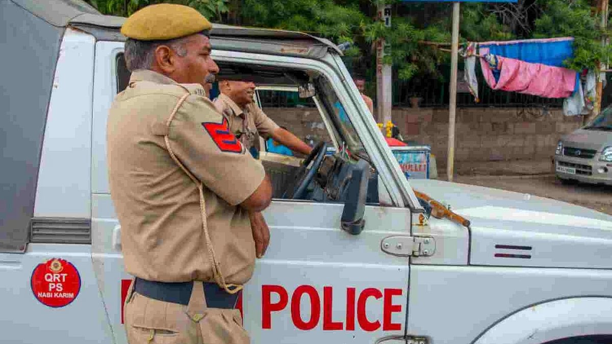 ஆட்டோவில் சென்ற ஆசிரியர்.. விலை உயர்ந்த iPhoneஐ பறித்து சென்ற இரண்டு வாலிபர்கள்: காட்டிக் கொடுத்த CCTV!