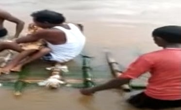 ஒரு தந்தையின் பாசப் போராட்டம்..  உயிருக்கு போராடிய மகள் : படகு உருவாக்கிய தந்தை: நெகிழ்ச்சி சம்பவம்!