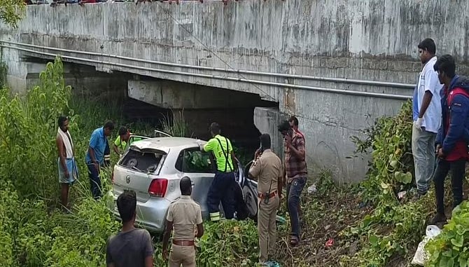 கால்வாயில் தலைக்குப்புற கவிழ்ந்த கார்.. 3 பேர் பலி: சென்னைக்கு வரும் வழியில் நடந்த  விபத்து!
