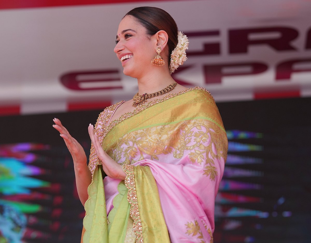 Selfie எடுக்க வந்த ரசிகரை சட்டென்று தள்ளிவிட்ட பவுன்சர்கள்.. தமன்னா செய்த செயலால் ரசிகர்கள் நெகிழ்ச்சி !