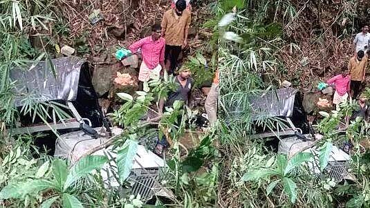 கேரளா : வேலை முடிந்து வீடு திரும்பிய தொழிலாளர்கள்.. பள்ளத்தில் சிக்கி ஜீப் கவிழ்ந்ததில் 9 பெண்கள் பலி ! 