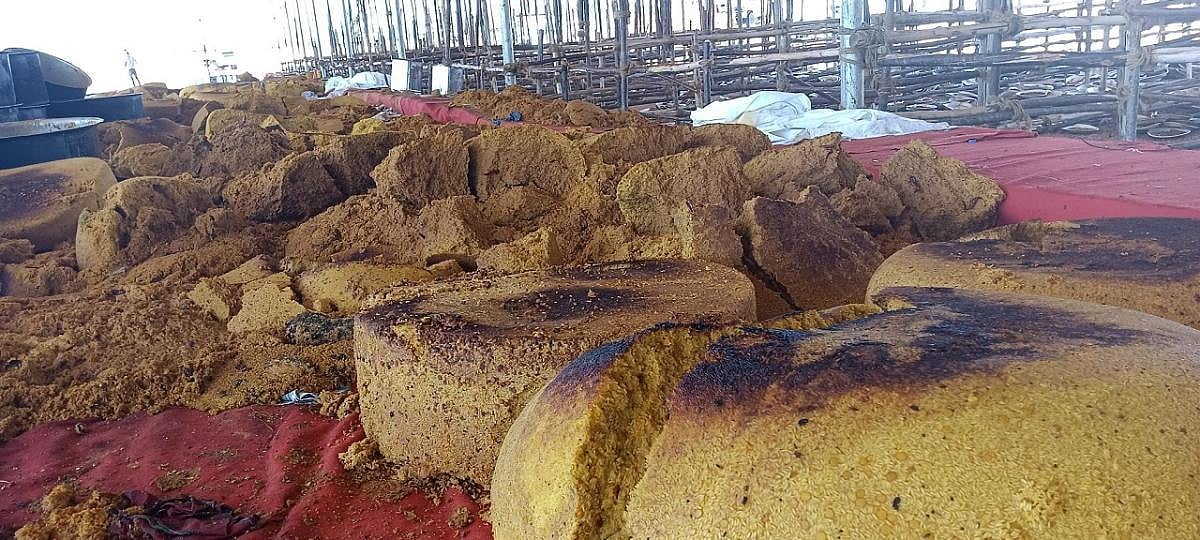 8 உயிரிழப்புகள், கொட்டப்பட்ட 100 டன் உணவு, ‘புரட்சி தமிழர்’ பட்டம்: அதிமுக மாநாட்டின் கொடூர நிகழ்வுகள்!