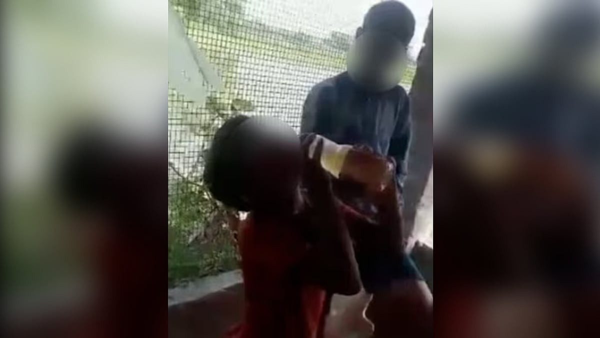 சிறுநீரை குடிக்க வைத்து கொடுமை.. சிறுவர்கள் ஆசனவாயில் மிளகாயை திணித்து கொடூரம்.. உ.பி-யில் அதிர்ச்சி !