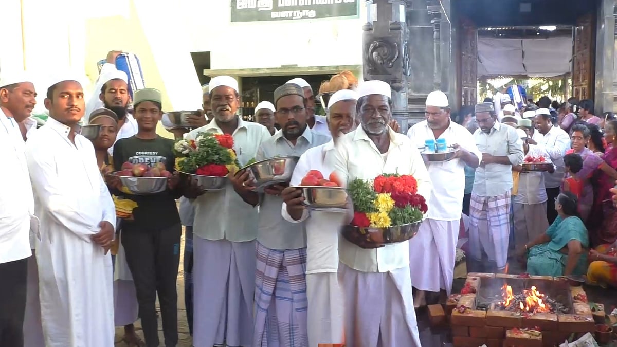 மத நல்லிணக்கத்திற்கு சிறந்த எடுத்துக்காட்டு.. பெருமாள் கோவிலுக்கு சீர்வரிசை சுமந்து வந்த இஸ்லாமியர்கள் !