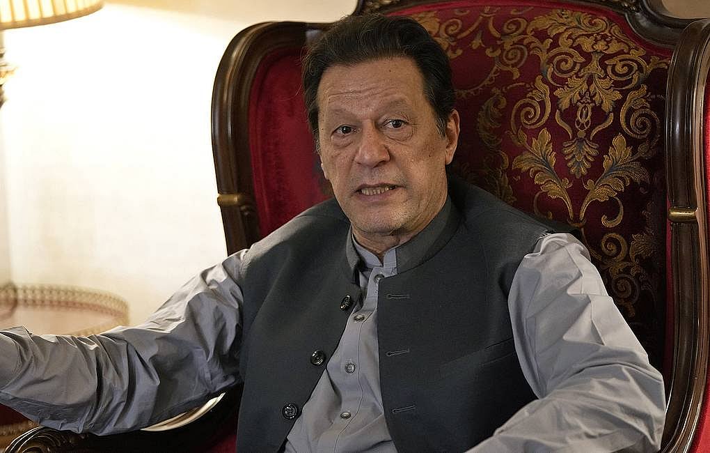 ஊழல் வழக்கில் 3 ஆண்டு சிறை.. விரைவில் வரவுள்ள நாடாளுமன்றத் தேர்தலில் நிற்கமுடியாத நிலையில் இம்ரான் கான் !