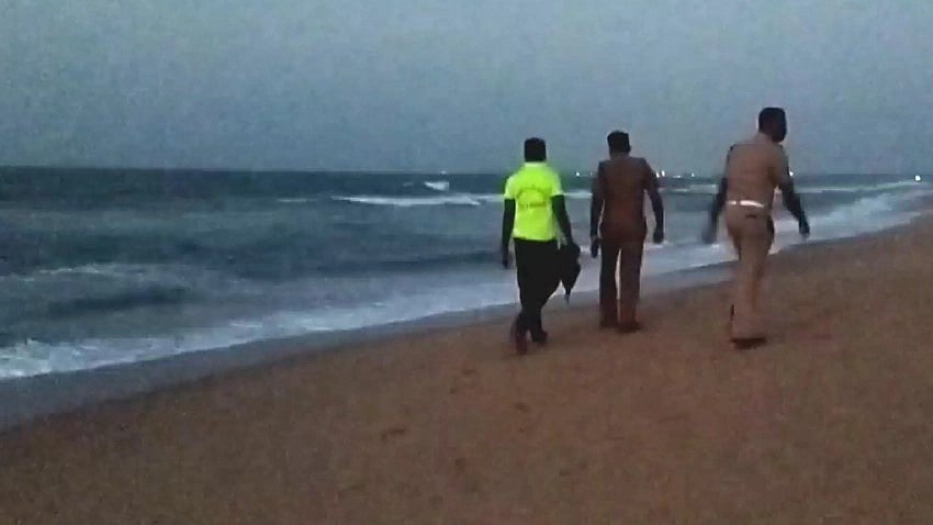 குளிக்கச் சென்ற மூன்று சிறுவர்கள்.. கடல் அலையில் சிக்கி பரிதாப பலி: சோகத்தில் மூழ்கிய கிராமம்!
