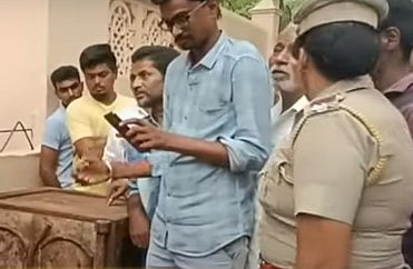 சாலையோரம் இருந்த பெரிய இரும்பு பெட்டி.. புதையல் இருப்பதாக திரண்ட பொதுமக்கள்: கடைசியில் நடந்த ட்விஸ்ட்!