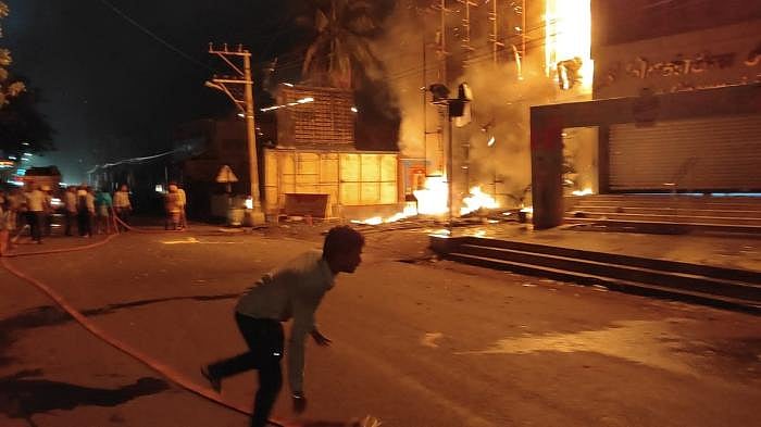 திடீரென வந்த புகை.. மளமளவென பற்றிய தீயால் அலறியடித்து ஓடிய மக்கள்: பிரபல தனியார் துணிக்கடையில் அதிர்ச்சி!