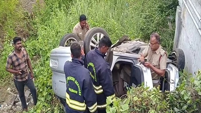 கால்வாயில் தலைக்குப்புற கவிழ்ந்த கார்.. 3 பேர் பலி: சென்னைக்கு வரும் வழியில் நடந்த  விபத்து!