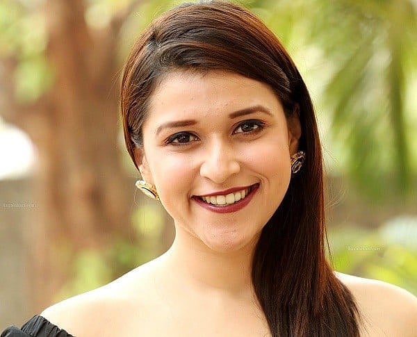 தில் ராஜு வெளியிட்ட டீசர் விழாவில் நடிகைக்கு முத்தமிட்ட இயக்குநர்.. குவியும் கண்டனங்கள் !